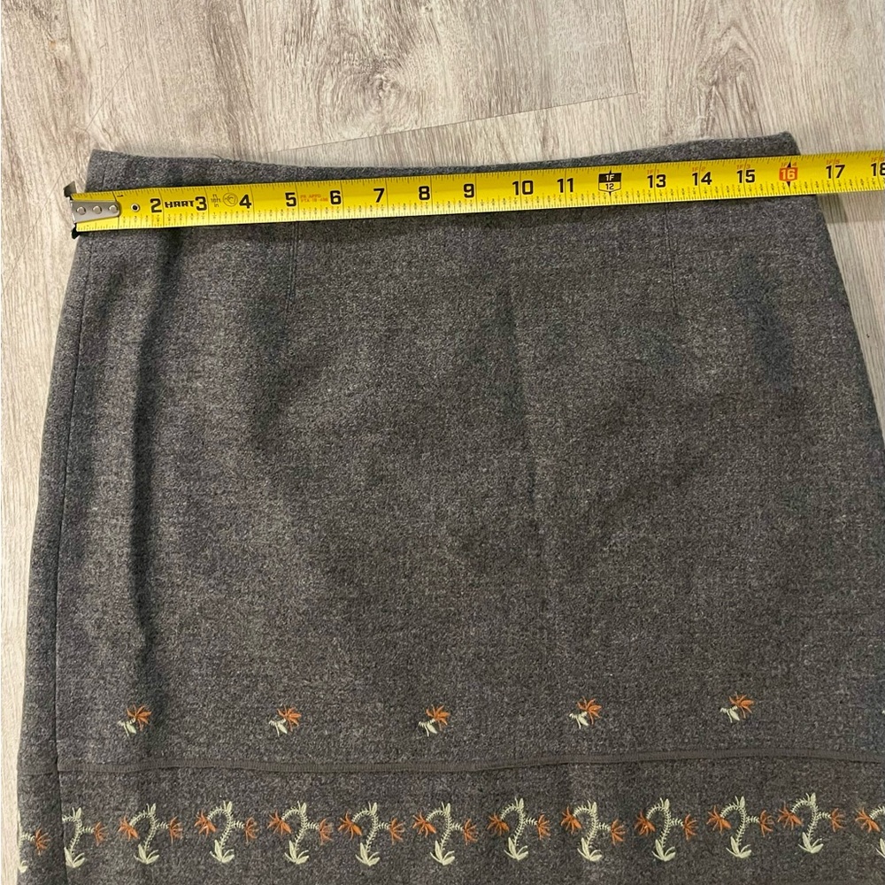 American Eagle charcoal grey 100% wool mini skirt with floral accents size 8 - Picture 4 of 7